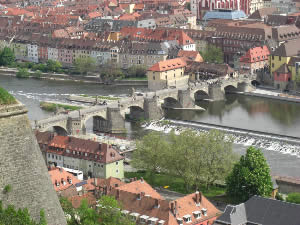 Blick auf die alte Mainbrücke in Würzburg